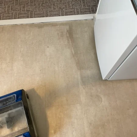 Čištení tvrdých podlah vinyl kartáčovací stroj